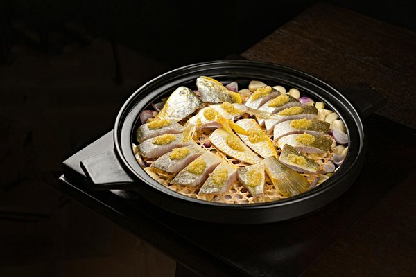 Captura tu esencia con un retrato realista a lápiz de grafito.